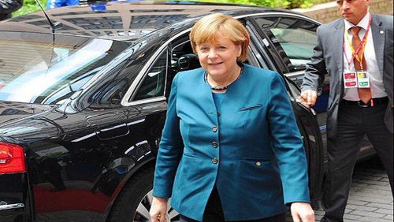 Merkel urges EU to make treaty changes