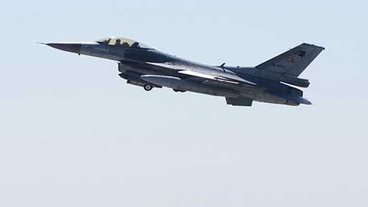 Turkish F-16 jets follow a Russian military aircraft
