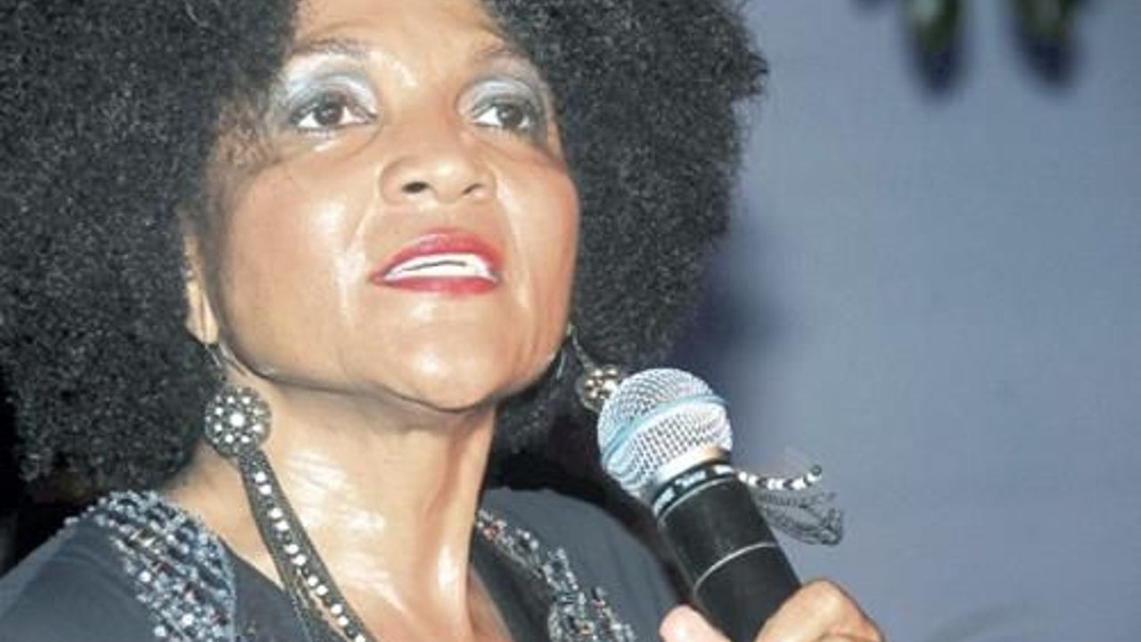 Famous singer will donate her latest album revenue for fight Ebola