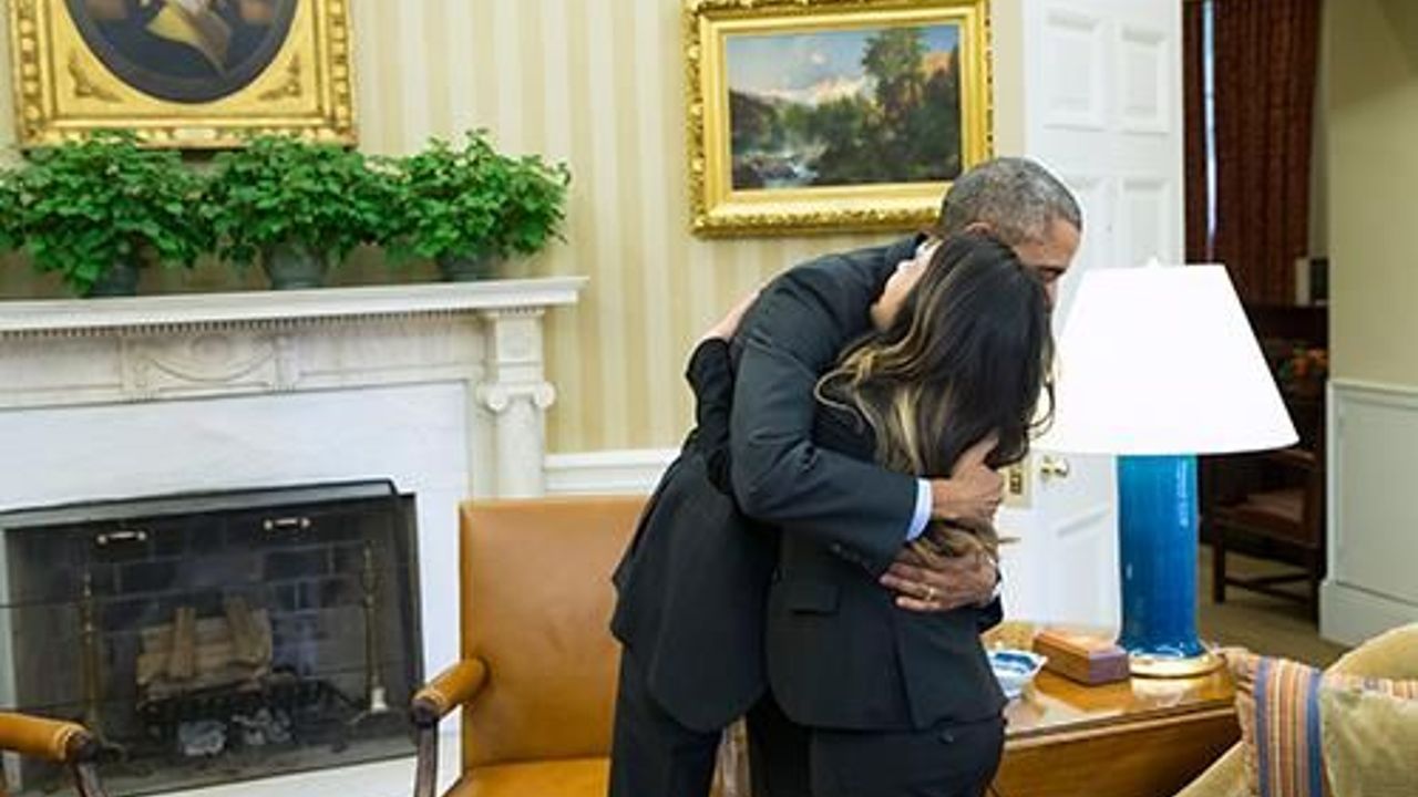 Ebola-free nurse Pham receives hug from US president Obama