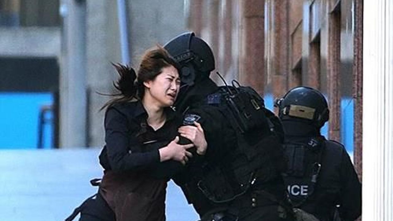 5 hostages escape from besieged Sydney cafe