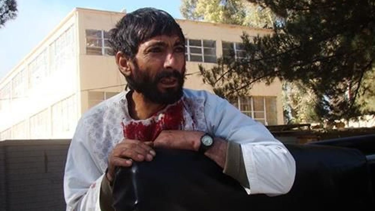 Afghanistan: Taliban suicide bombers attack bank