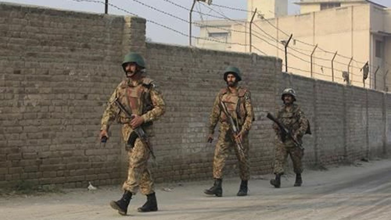 Pakistan hangs 2 Taliban commanders