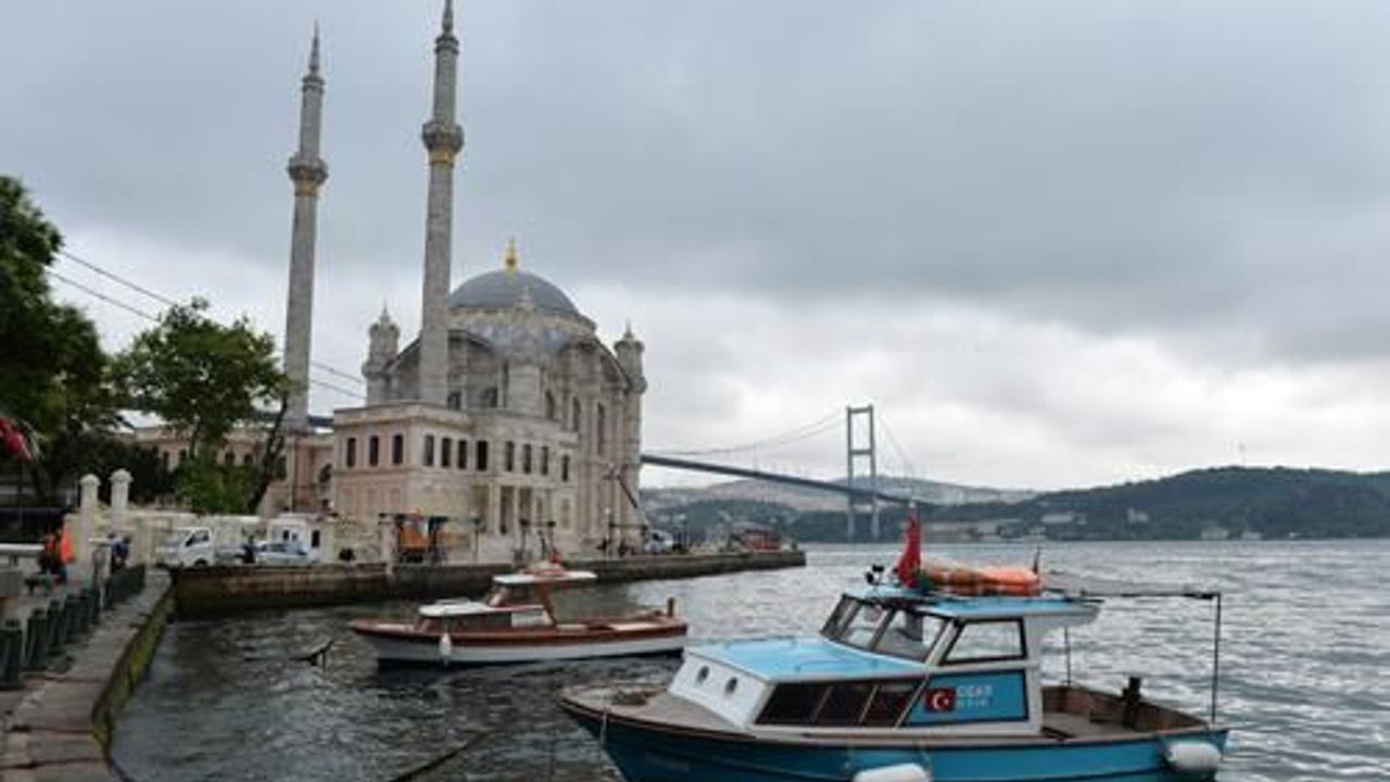 Istanbuls historic mosque at Ortakoy reopened