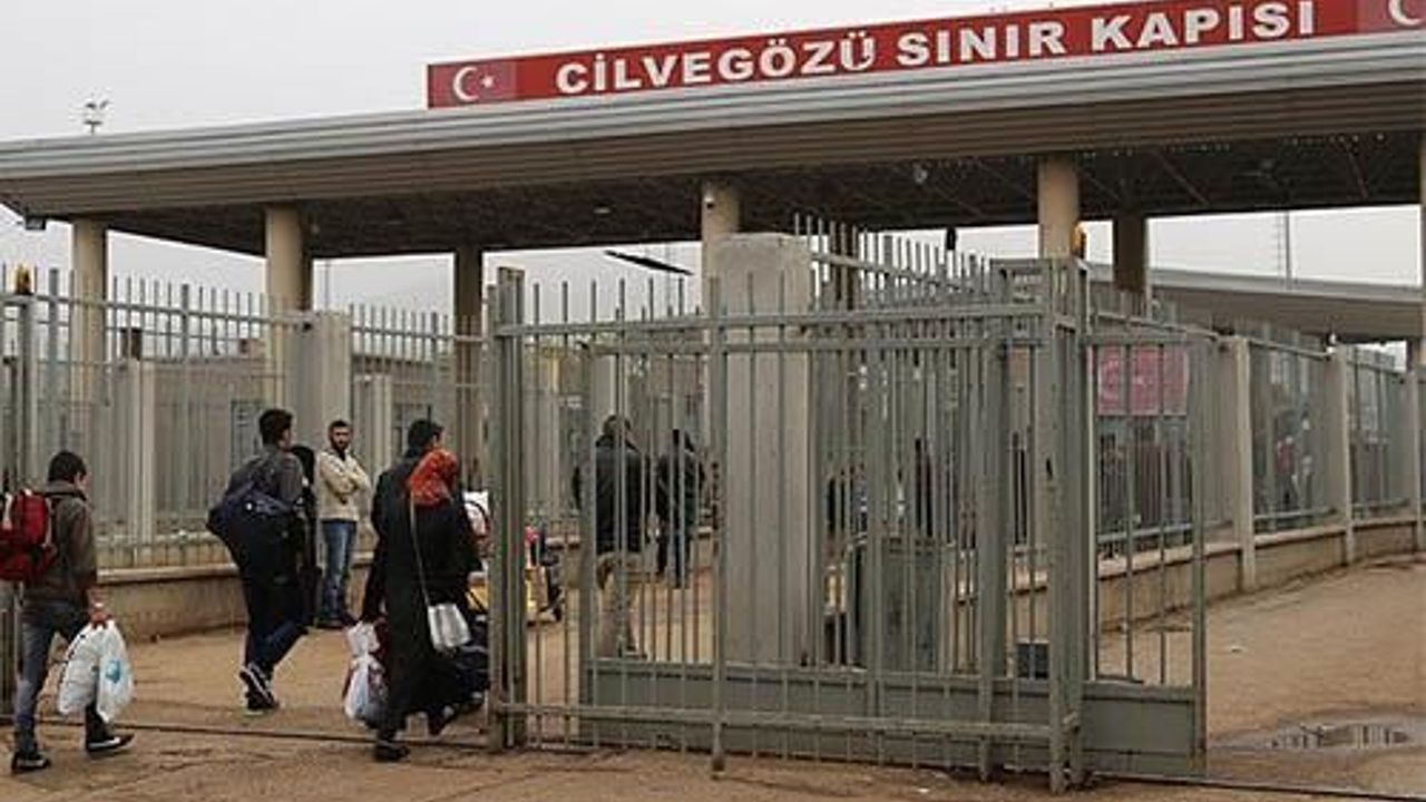 Turkey shuts border gate after random fire from Syria