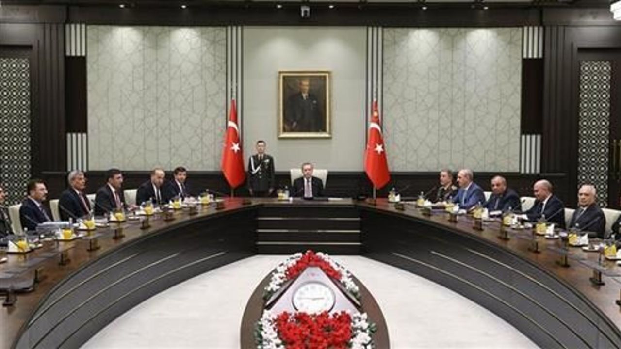 Turkey resolves to fight terror groups in top meeting