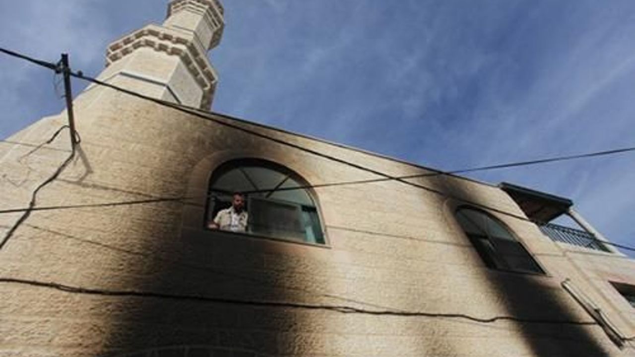 Jewish settlers torch mosque in West Bank