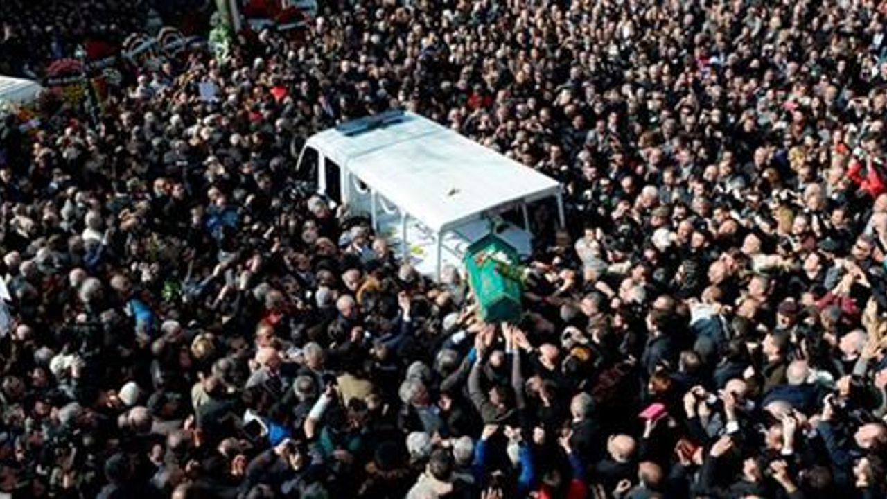 Turkish literature giant Yasar Kemal&#039;s funeral draws thousands