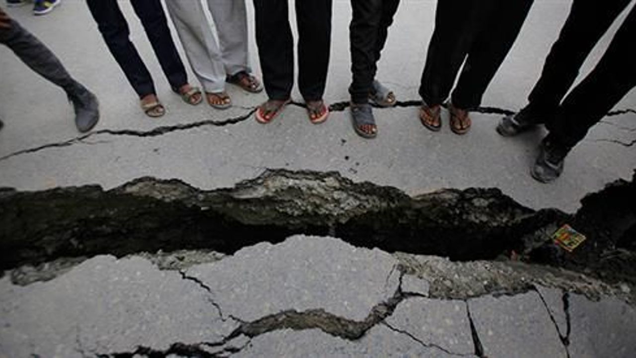 Nepalis frustrated as earthquake toll rises above 5,200