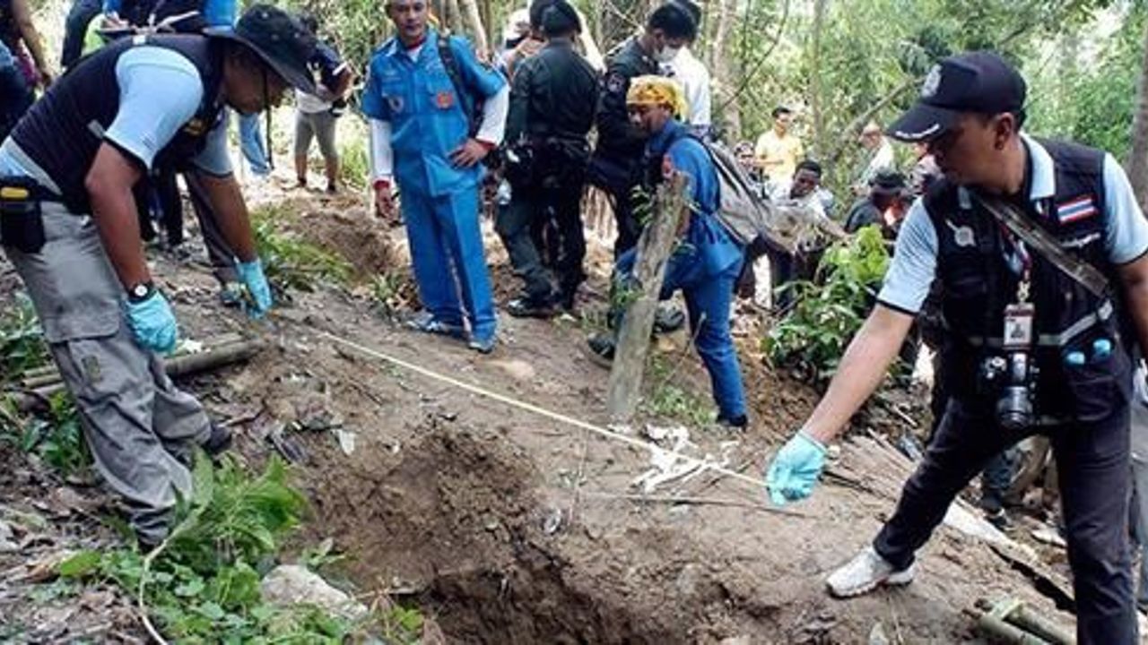 Malaysian police find 139 graves at trafficking camps&#039;