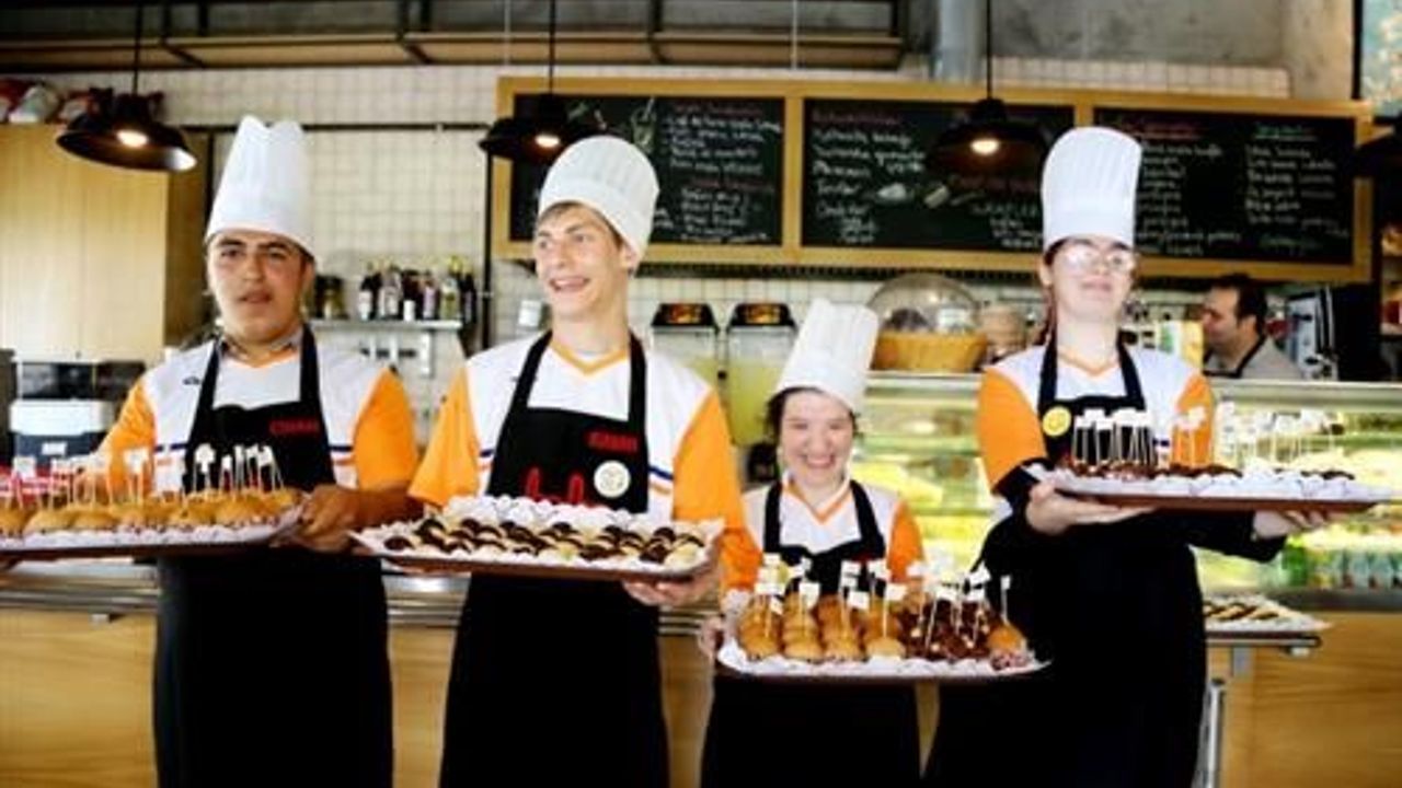 Istanbul cafe employs workers with Down syndrome
