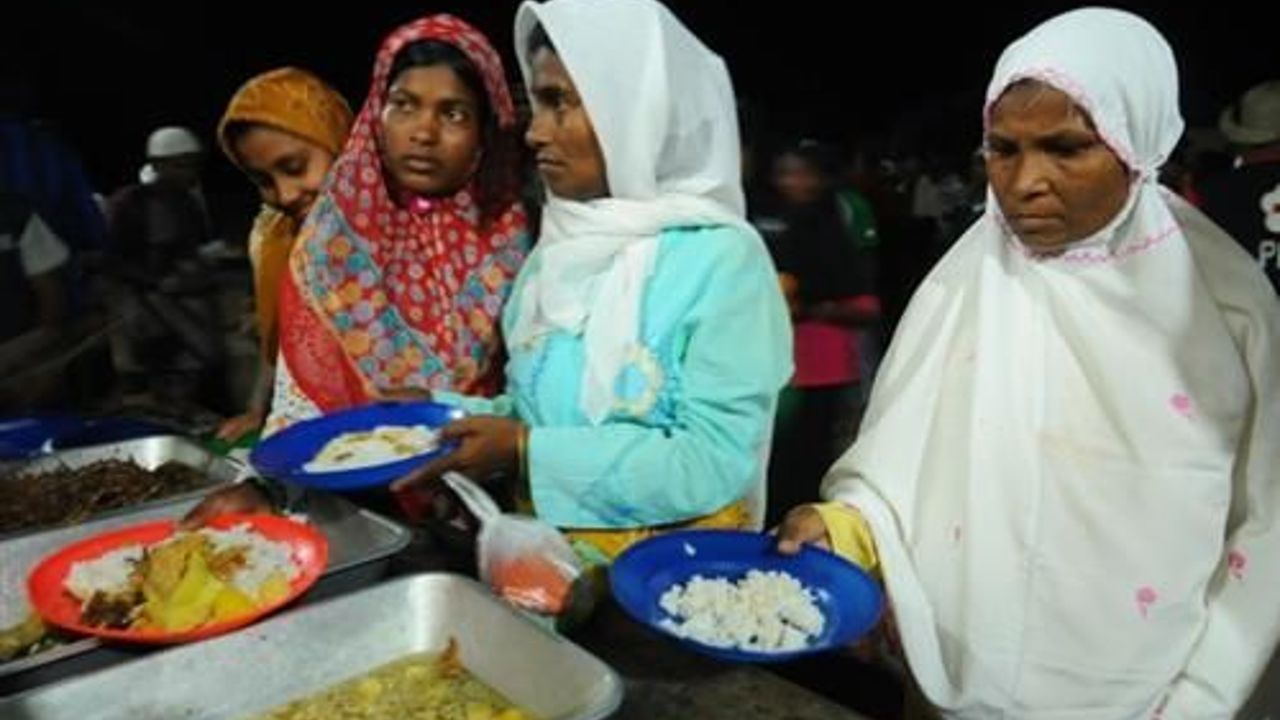 Rohingya, locals observe Ramadan in Indonesian shelters