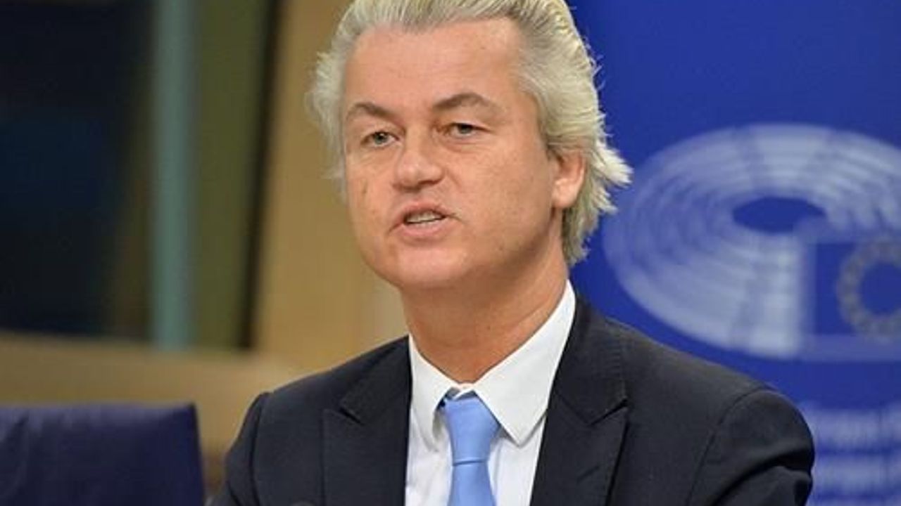 Holland&#039;s ugly politician Wilders airs Probhet Muhammad toons on TV