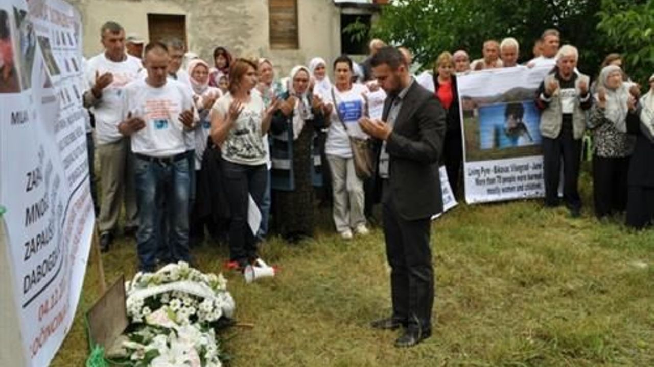Bosnian town remembers massacre