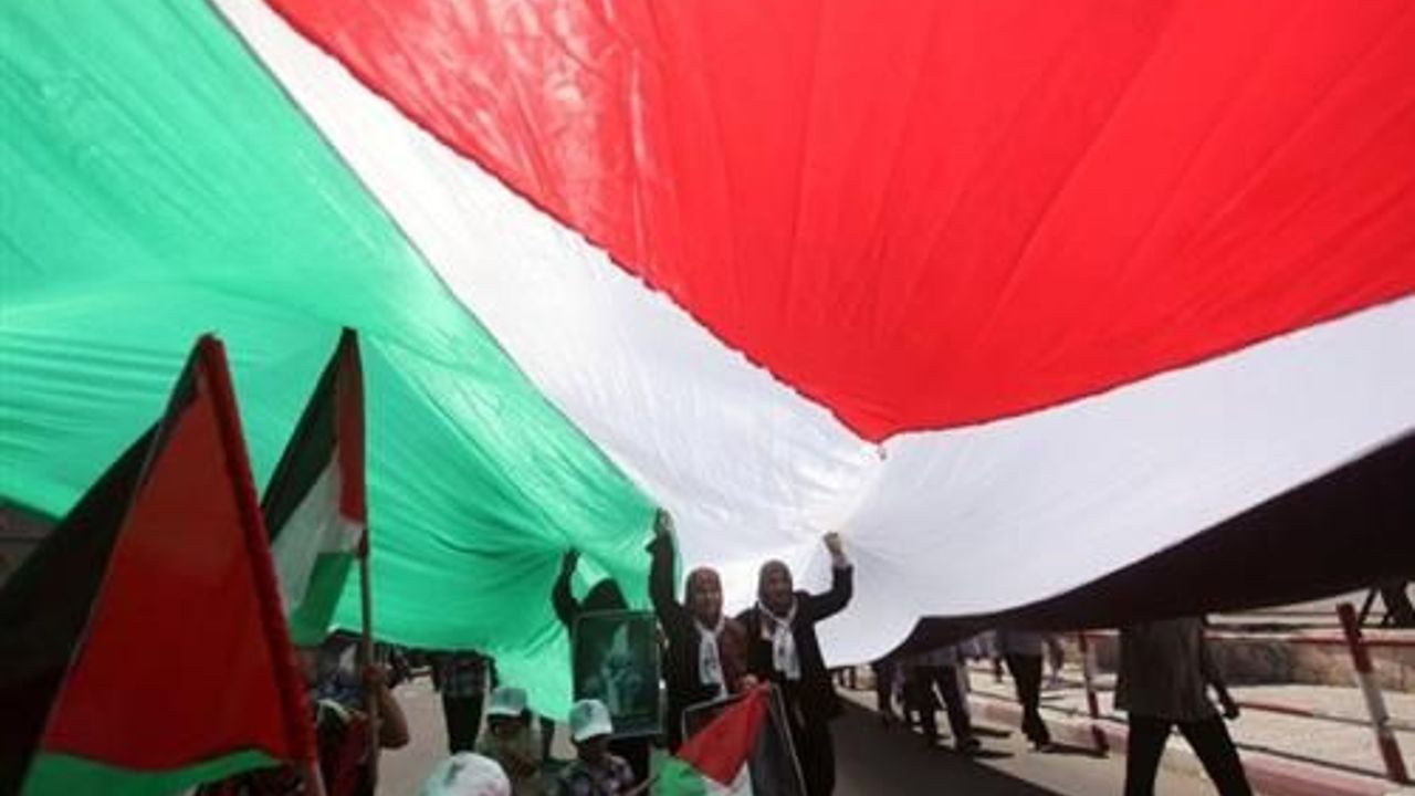 Gaza youth set up checkpoints in solidarity with West Bank