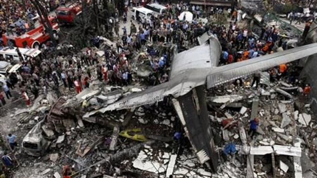 Plane crash leaves at least 113 dead in Indonesia