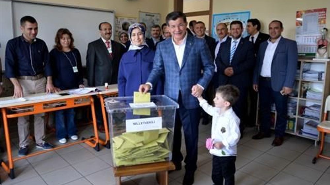 PM and party leaders vote in Turkish general election