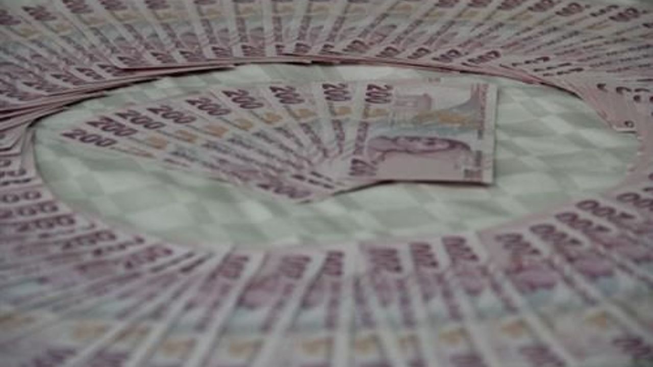 Turkish lira hits record low after election results