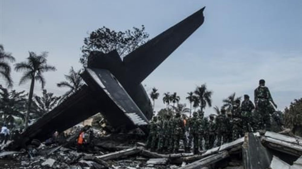 Indonesia president pays tribute to plane crash victims