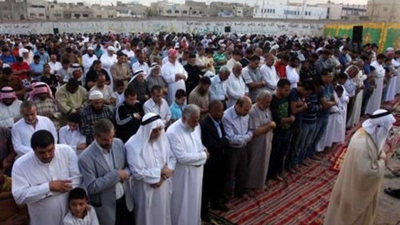 Gazans pour into mosques during last 10 days of Ramadan