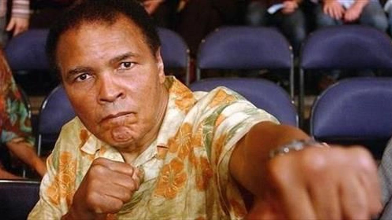 Boxing legend Muhammad Ali receives humanitarian award