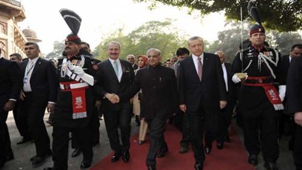 Turkish PM Erdogan honored by cultural show in Pakistan