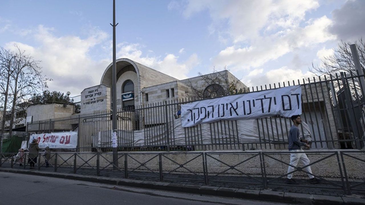 Israeli police changed their statement: The attack occured place on the street, not the synagogue