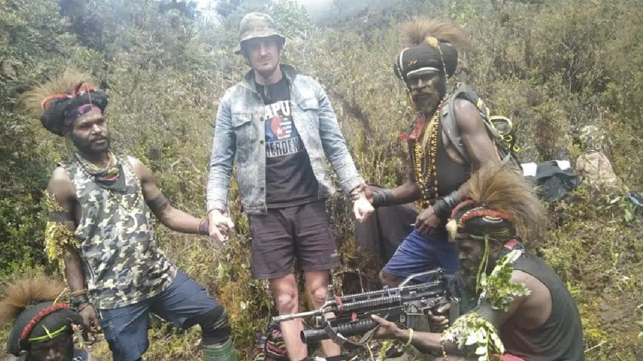Papua&#039;s separatist group took the pilot hostage and took his pictures