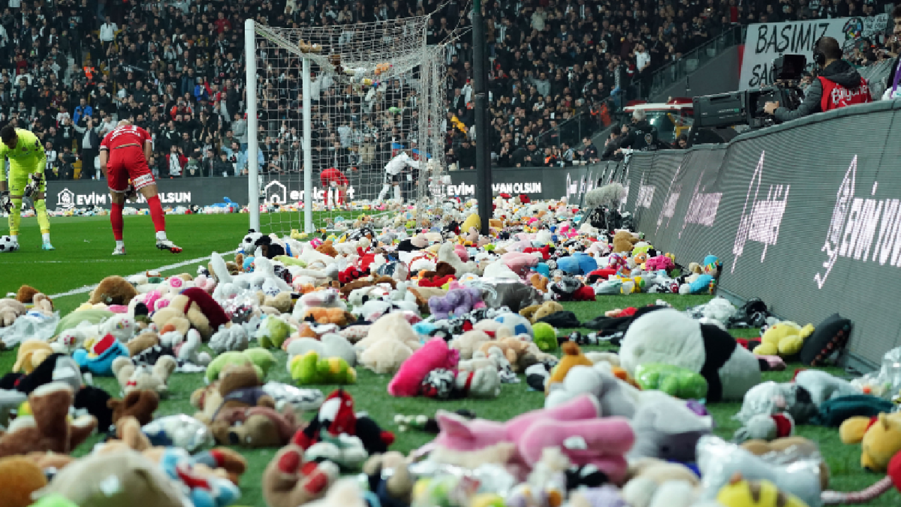 Rain of toys from Beşiktaş stands