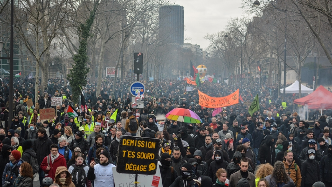 Protests continue in France on the 7th day of the strike