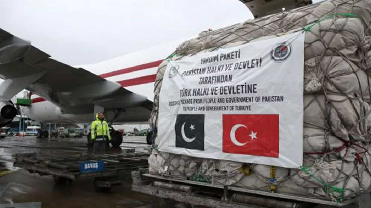 Tent shipment continues from Pakistan to quake-hit zone