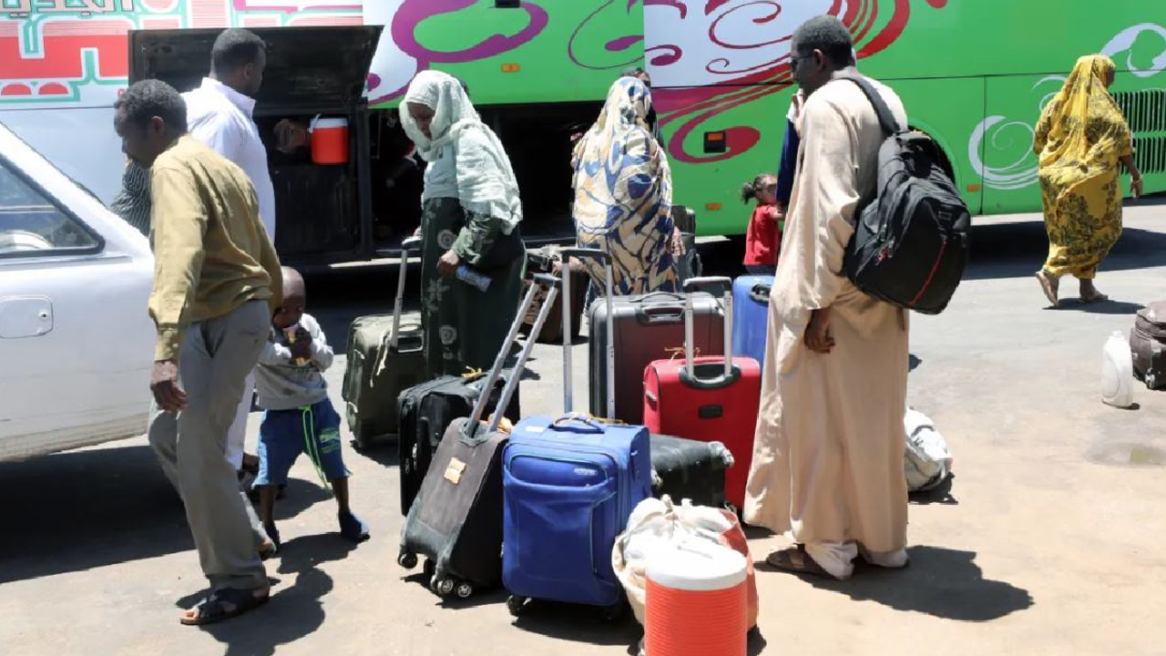 Hundreds of thousands flee the country in Sudan