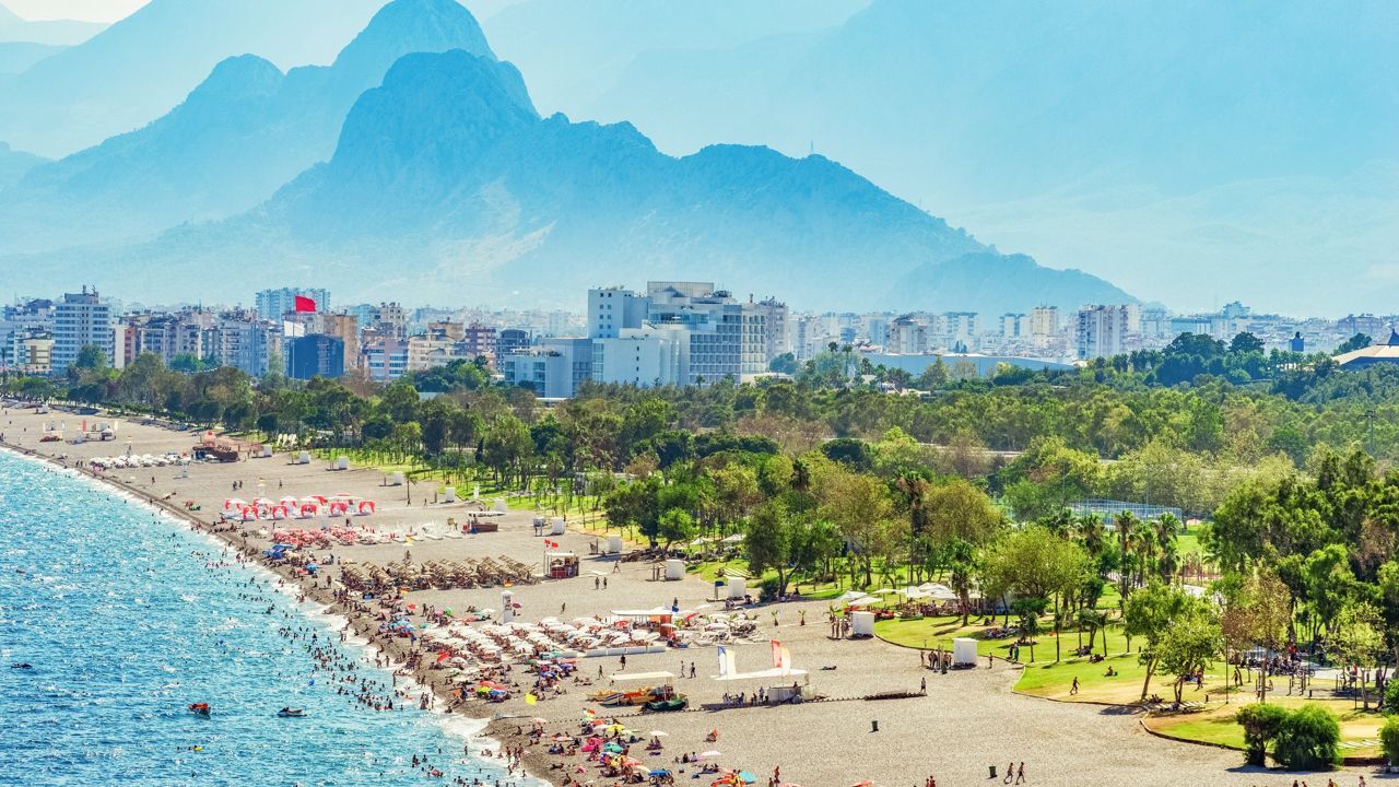 Antalya sees 40,000 expats leave amid strict permit policies
