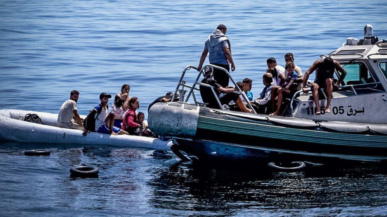 Tunisia coast guards search 17 missing migrants