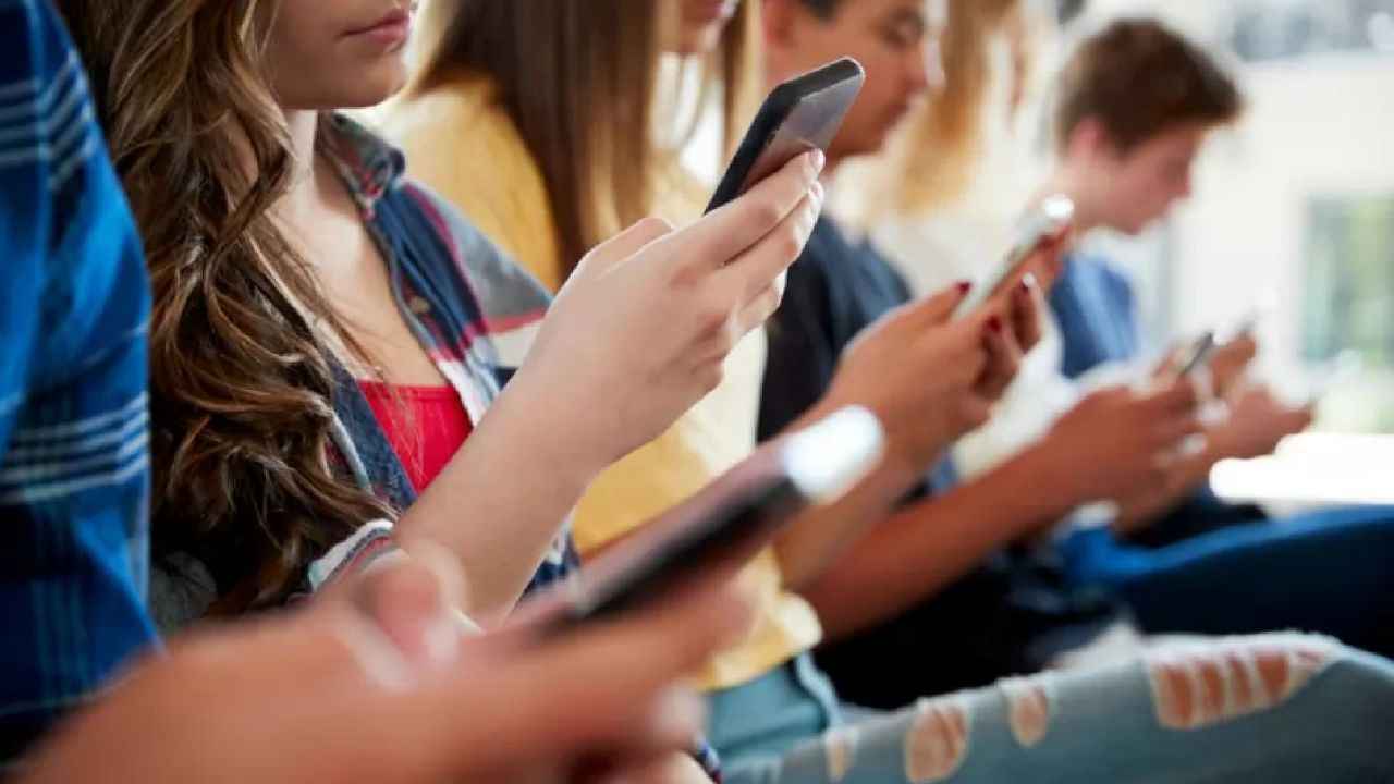 Italy bans mobile phones in classrooms to improve learning environment