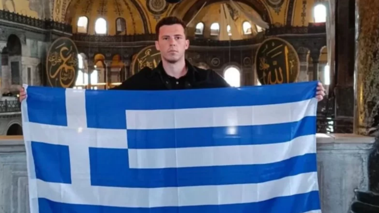 Greek tourist&#039;s provocative gesture in Türkiye’s Hagia Sophia Mosque sparks controversy