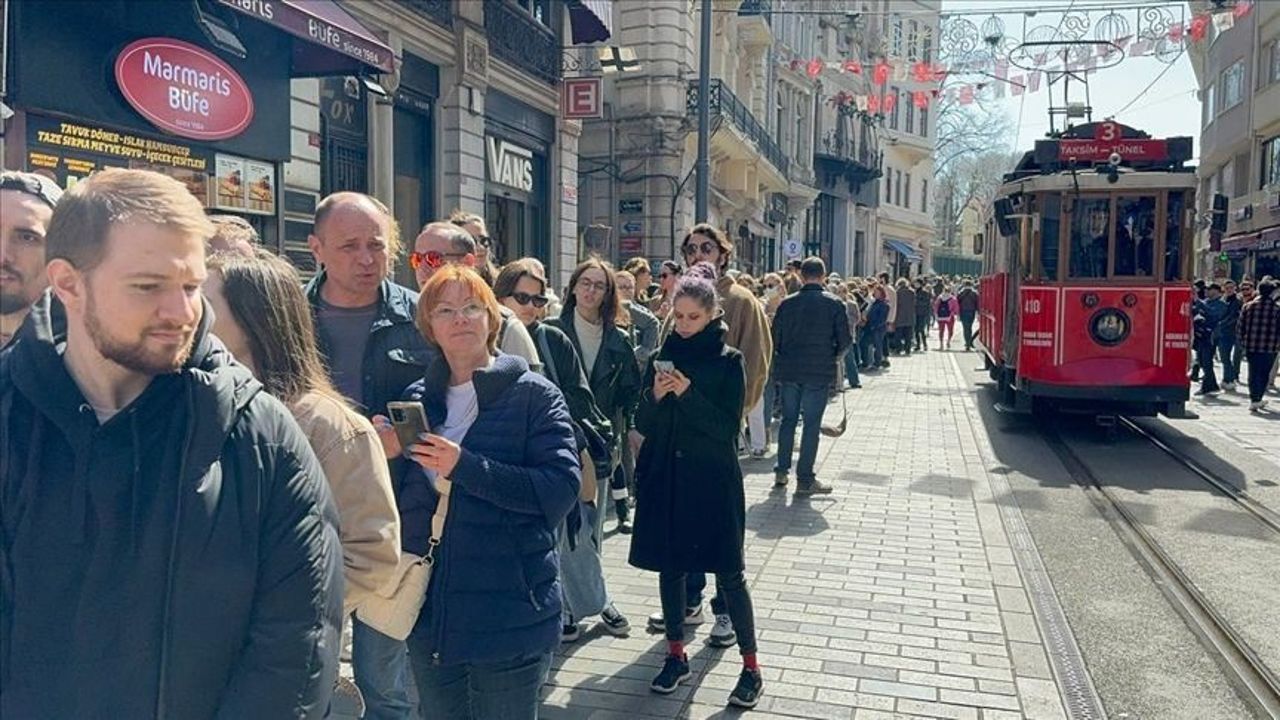 Scores of Russian expats in Türkiye vote in their country&#039;s presidential election