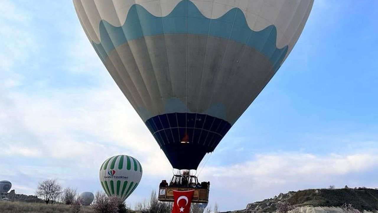 Turkish flags grace Cappadocia balloons on Canakkale Victory Day