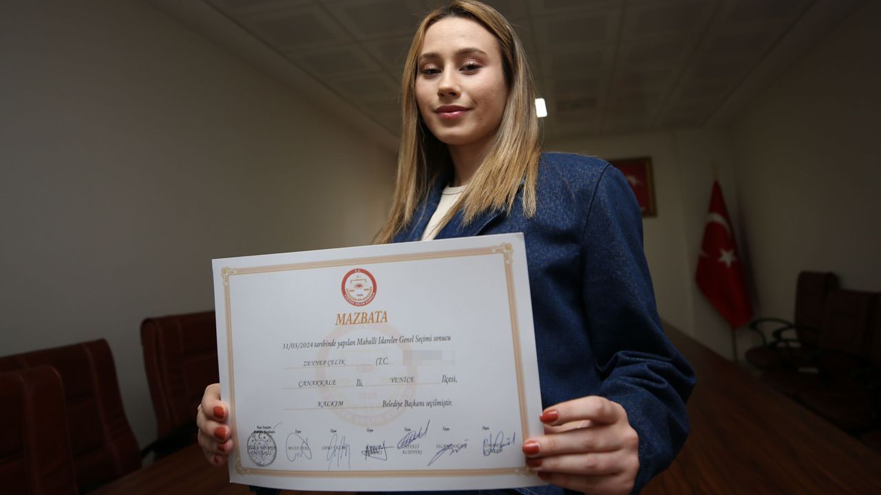Zeynep Celik, youngest mayor in Türkiye&#039;s election, receives her license