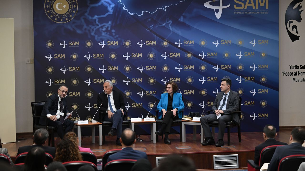 Foreign Ministry&#039;s research center organizes panel on link between theory, practice