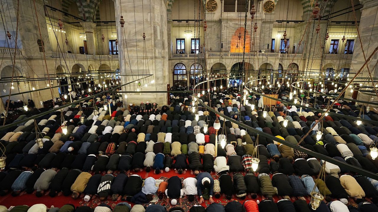 Millions of Muslims celebrate Eid al-Fitr worldwide, perform prayers