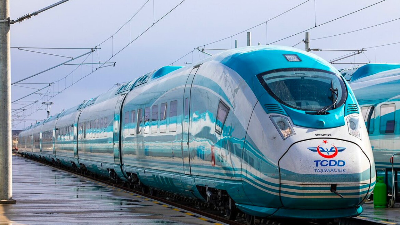 Türkiye&#039;s indigenous electric train&#039;s 3rd set debuts on rails
