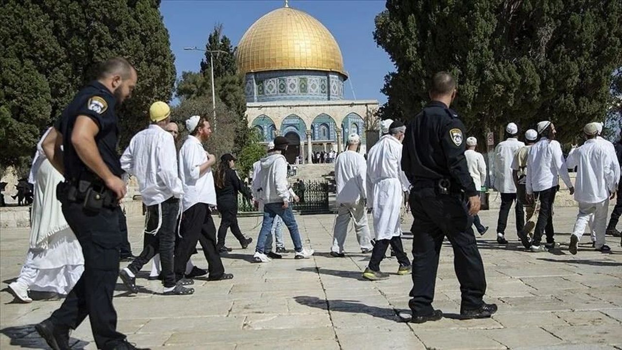 Fanatical Jewish group raids Al-Aqsa Mosque