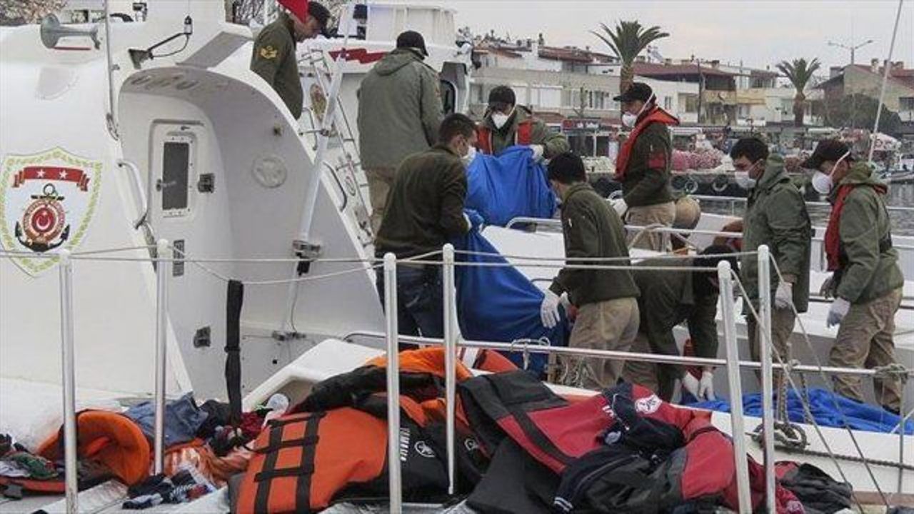 39 dead as refugee boat sinks off western Turkey