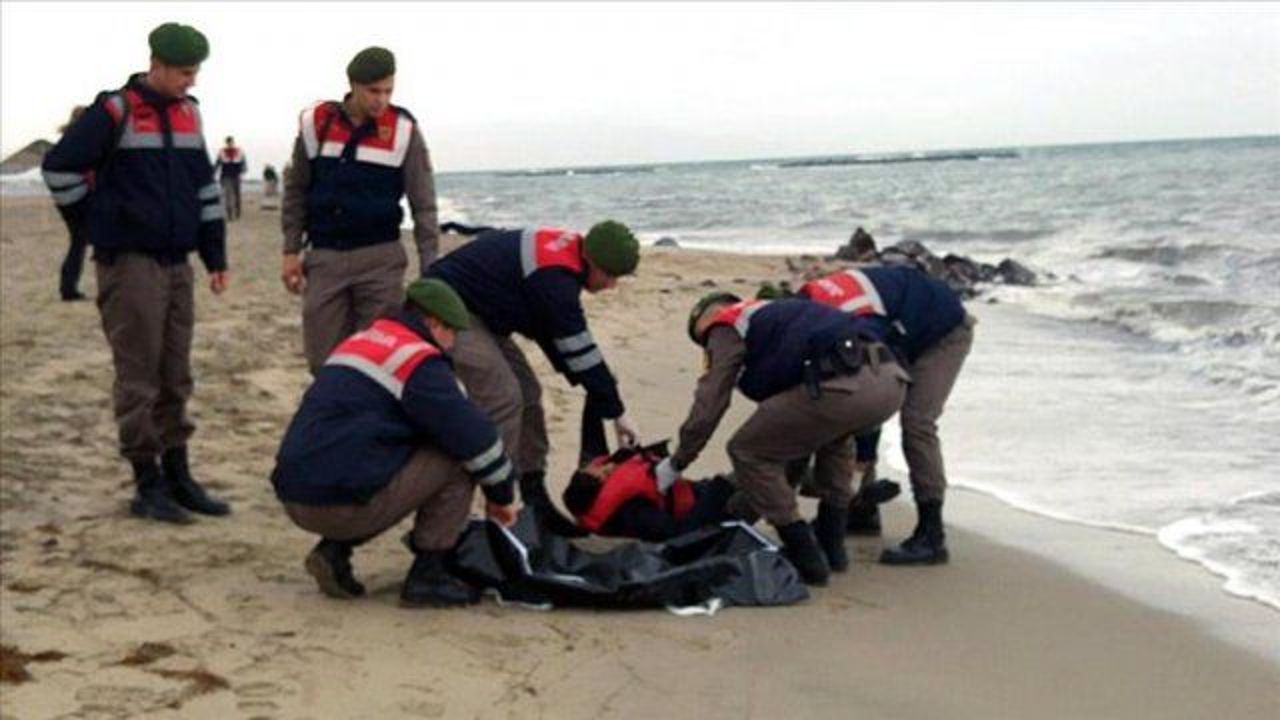 Eight die as refugee craft sinks off Turkish coast