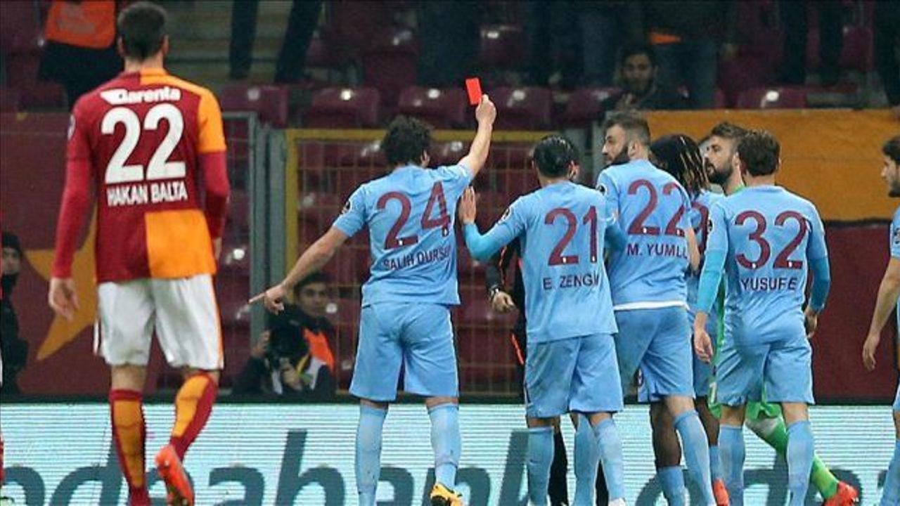 Galatasaray edge out seven-man Trabzonspor