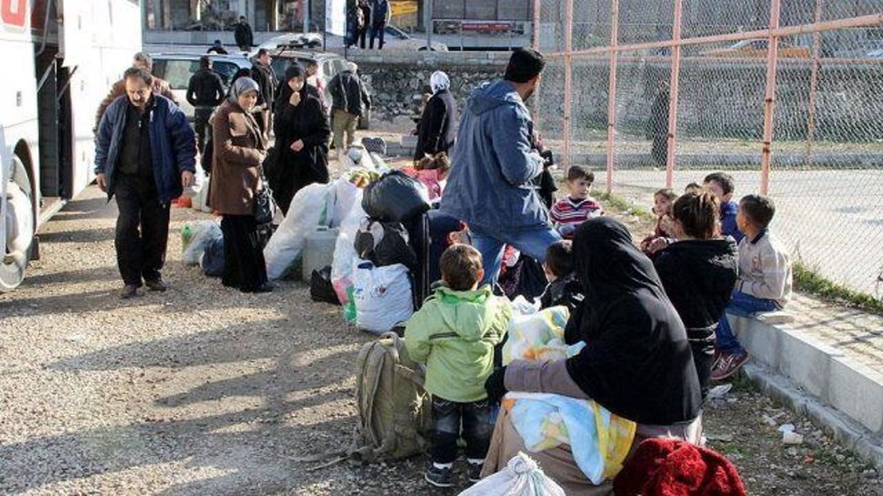 Hundreds of Syrian Turkmens enter Turkey