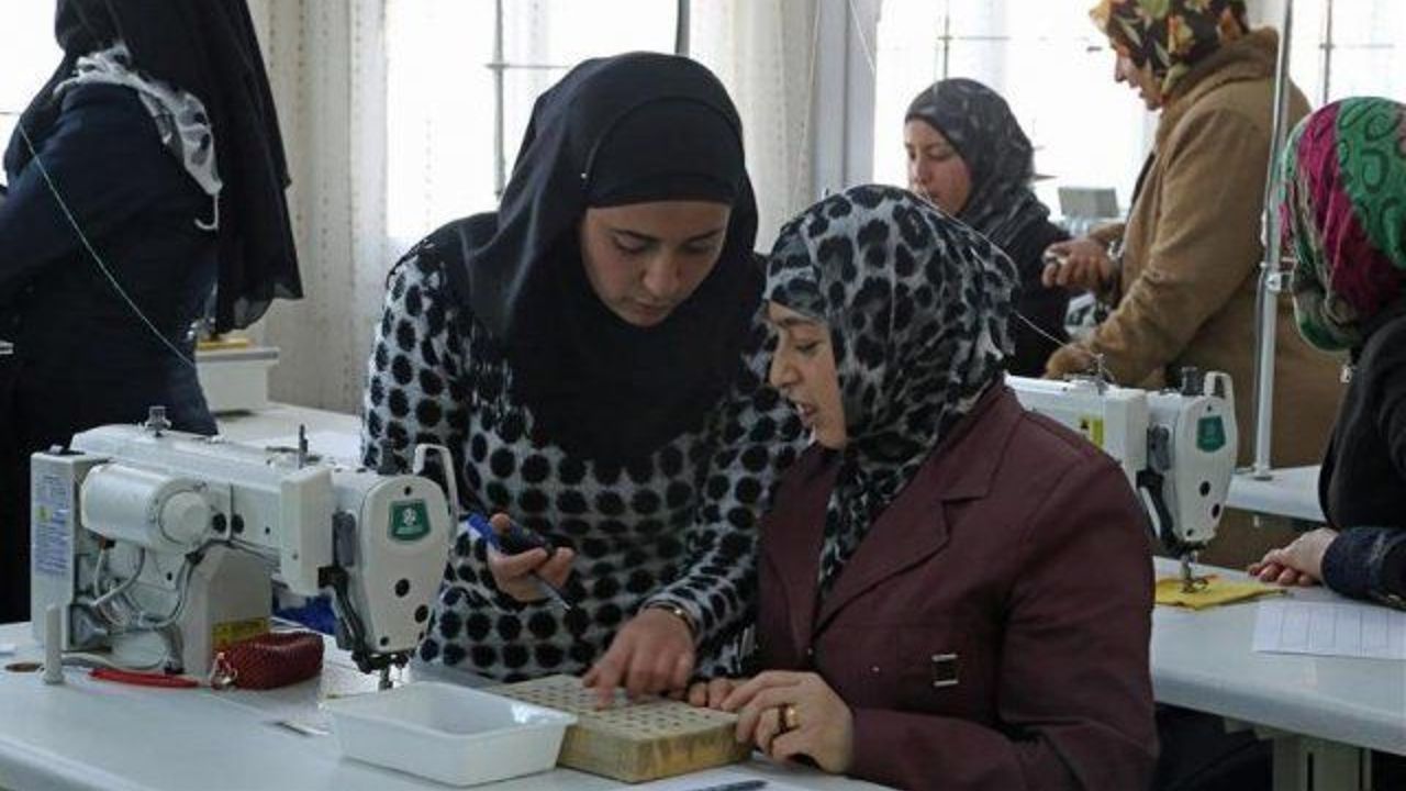 Syrian women hope to join Turkey&#039;s textile industry