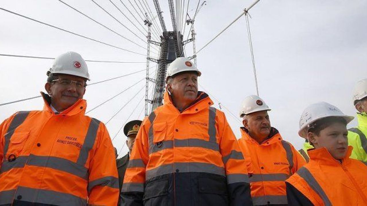 PM Davutoglu touts Istanbul&#039;s third bridge online