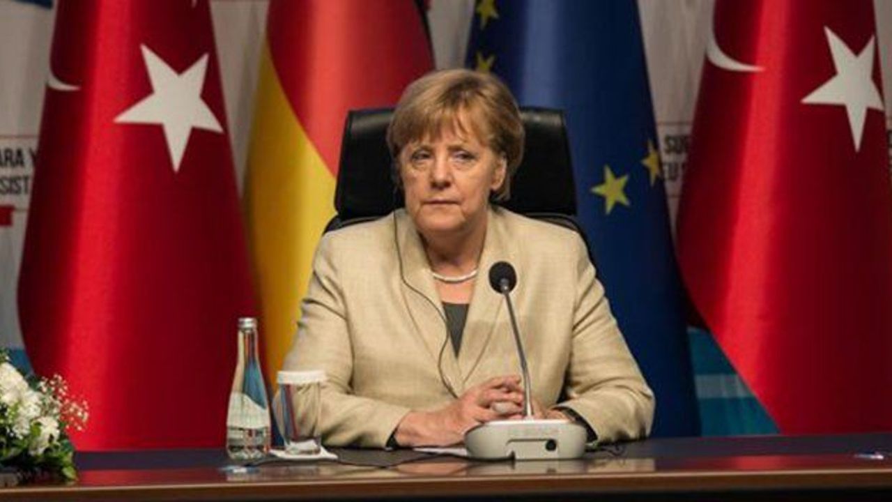 Merkel lauds Turkey for issuing work permits to refugees